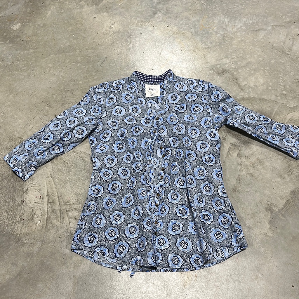 Izod Brand  Blue WFlower Design  Size M  E70